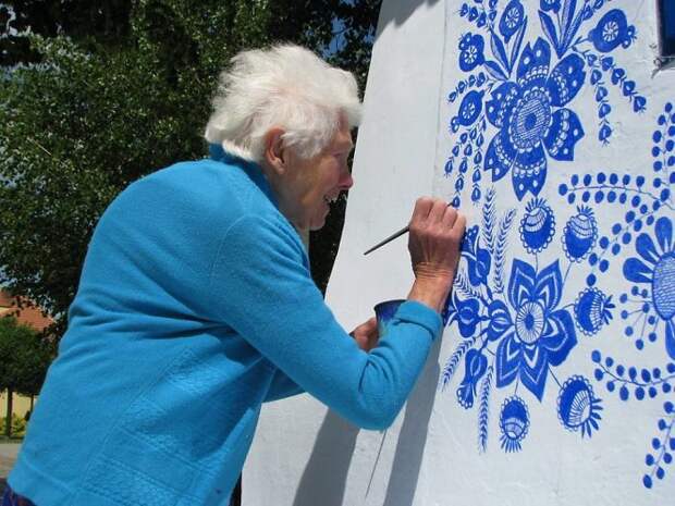Деревня как арт галерея Чехия, 90-летняя старушка, Художник, длиннопост