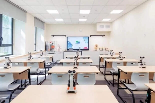 Собянин: до конца 2033 года в Москве обновят около 750 зданий школ