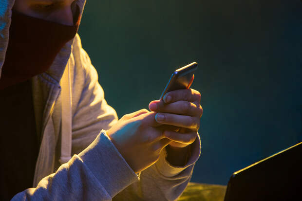 В Рязанской области 12-летняя девочка перевела мошенникам деньги с карты матери