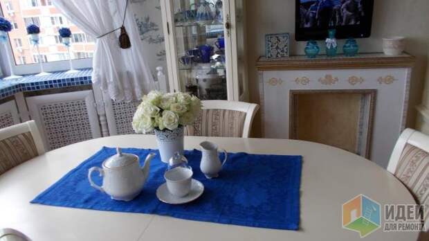 Свечной камин, белый стол с синей скатертью