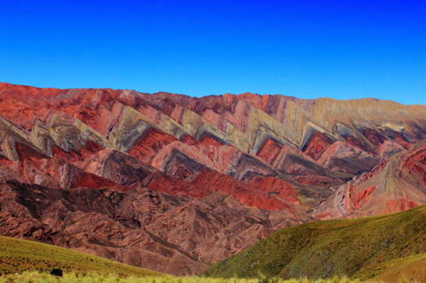 Радужные горы получили свою окраску благодаря редкому составу минералов.