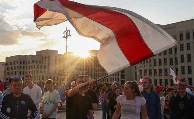 На фото: сторонники оппозиции во время акции протеста на проспекте Независимости в Минске