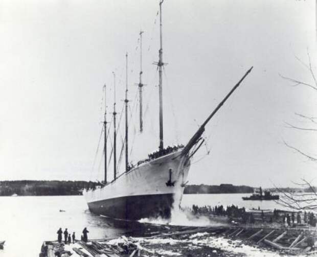 Кэрролл А. Диринг 5-мачтовая шхуна “Кэрролл А. Диринг” была построена в 1911 году и названа в честь сына конструктора. Но свою известность этот корабль получил после того, как при загадочных обстоятельствах исчез в Бермудском треугольнике в 1920 году. В том же году в Бермудском треугольнике пропало 8 кораблей. “Кэрролл А. Диринг” был обнаружен спустя год – 31 января 1921 вблизи мыса Хаттерас, Северная Каролина.