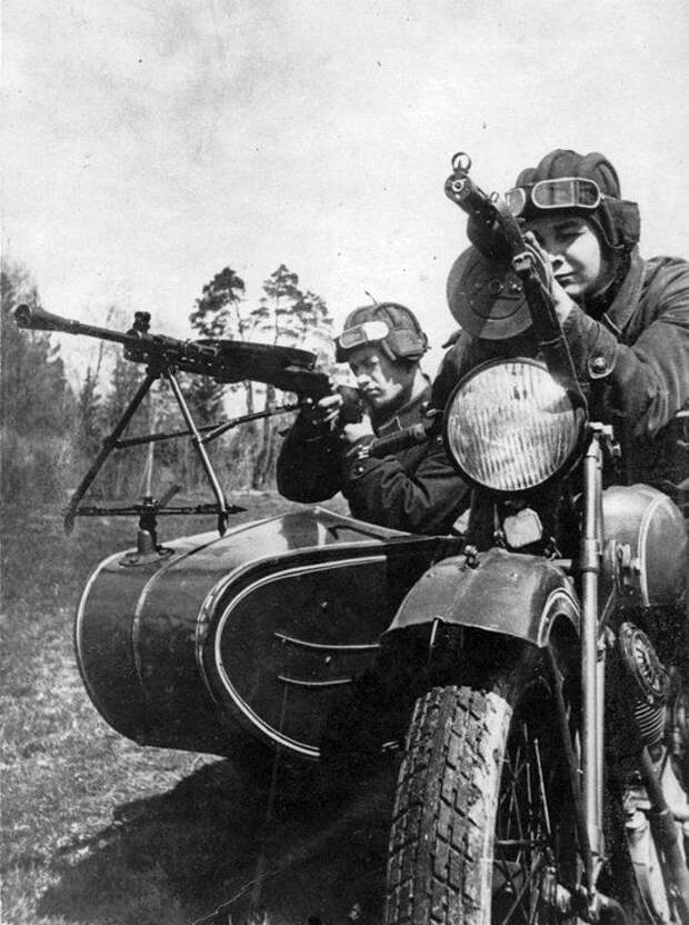 Бойцы Красной Армии на мотоцикле ТИЗ АМ-600 Великая Отечественная, вов, военная техника, война, мото, мотоцикл, олдаймер, ретро техника