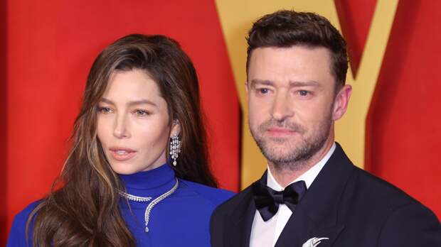 Актриса Джессика Бил вышла на публику в платье с разрезом на спине