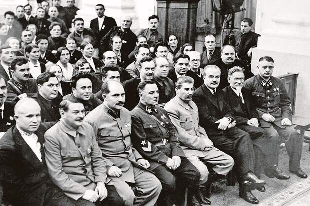 Декабрь 1936 года. На Всесоюзном съезде Советов (первый ряд, слева направо) Хрущев, Жданов, Каганович, Ворошилов, Сталин, Молотов, Калинин и Тухачевский принимали сталинскую Конституцию. А через полгода крайнего справа сделают крайним... Фото: Фотохроника ТАСС