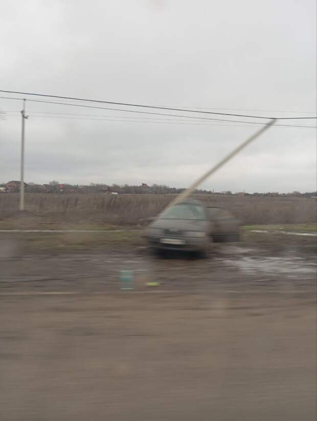 На трассе Мариуполь- Донецк занесло легковой автомобиль, он вылетел на обочину и