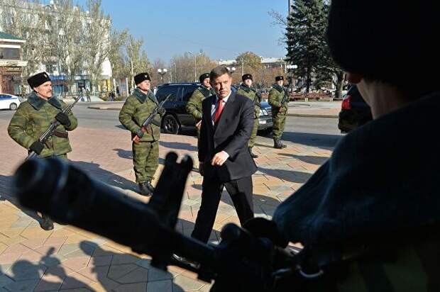Избранный глава Донецкой народной республики Александр Захарченко (в центре) перед церемонией инаугурации в Донецком драматическом театре