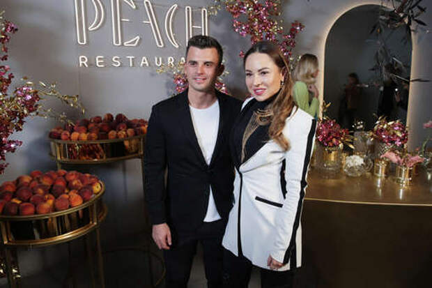 Певец Туриченко заявил, что сохранял позитив во время родов жены