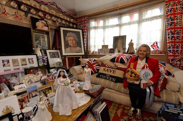 Маргарет Тайлер из Британии свой патриотизм выразила тем, что превратила дом в коллекцию предметов, имеющих отношение к королевской семье. Десять тысяч кружек, фотографий, книг, статуэток хранятся под девизом «God save the queen» в мире, вещи, коллекционер, коллекция, люди, удивительно
