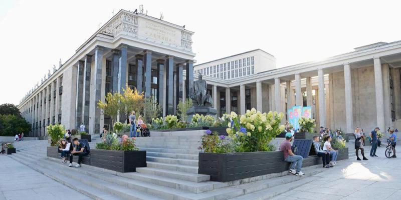 Завершилось благоустройство площади у Российской государственной библиотеки. Фото: mos.ru