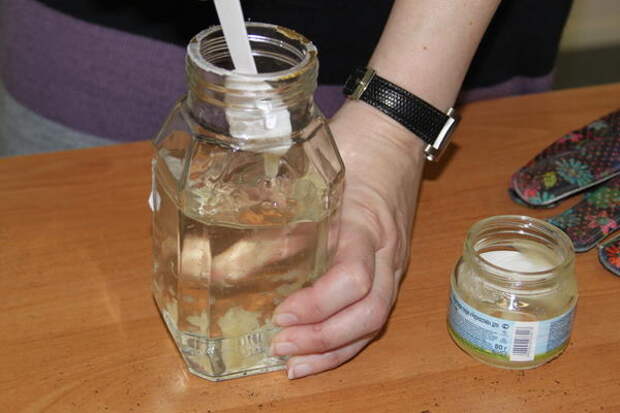Приготовьте раствор мёда: 1 чайная ложка на стакан воды
