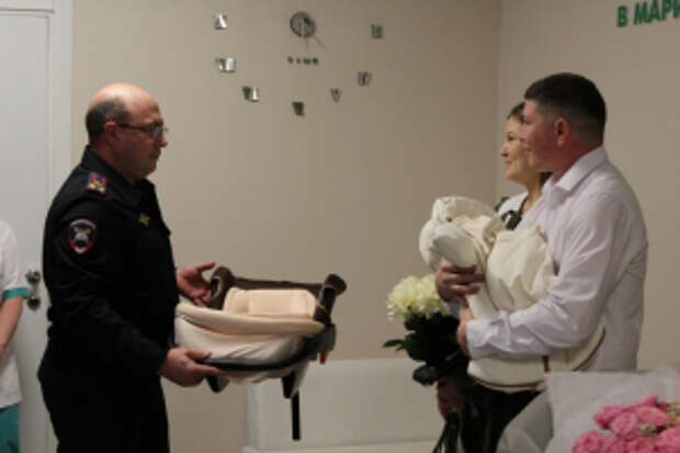 В Республике Марий Эл в преддверии Дня матери в Перинатальном центре Йошкар-Олы две семьи при выписке получили автолюльки