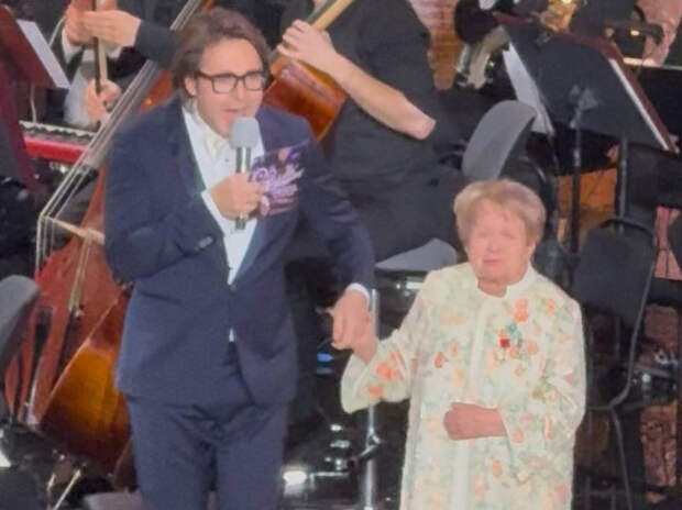 Пахмутова на юбилее Зацепина: две легенды за одним роялем