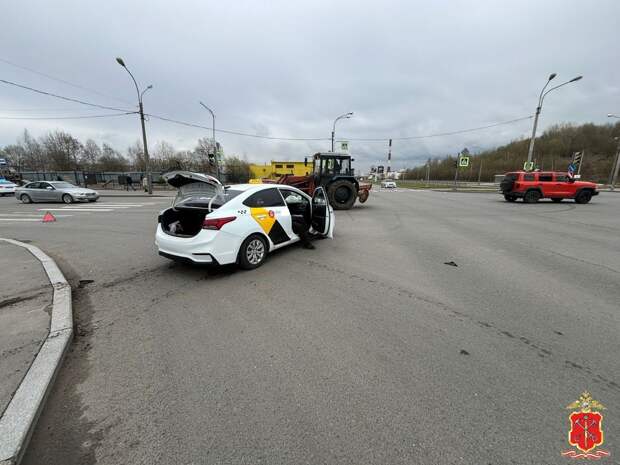 В Петербурге несовершеннолетние пассажирки такси пострадали при столкновении с трактором