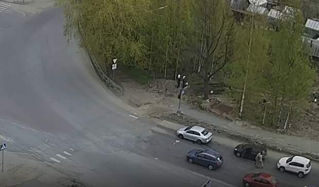 Двое водителей устроили разборки посреди дороги в Петрозаводске