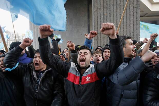 Митинг крымских татар напротив здания Верховного Совета Крыма в Симферополе. 26 февраля 2014 года.