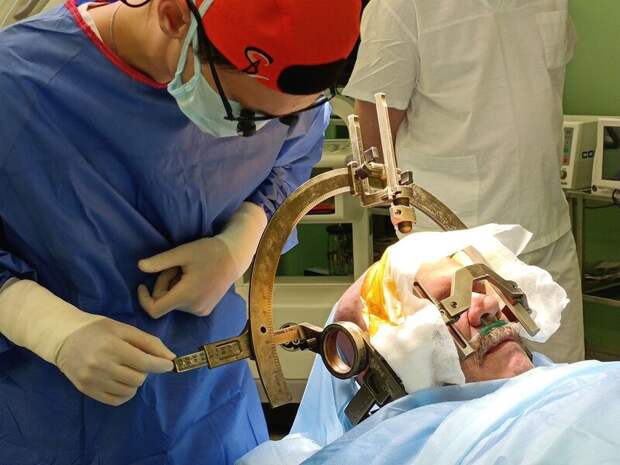 В Челябинске впервые прооперировали пациента с болезнью Паркинсона
