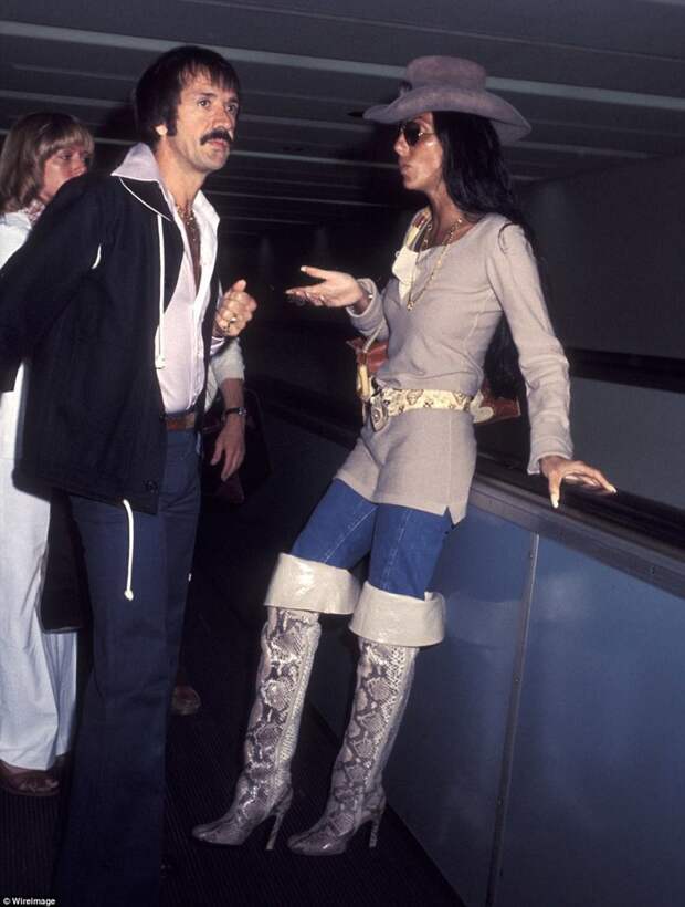 Сонни Боно и Шер, июнь 1977 г. архивные фотографии, аэропорт, аэропорты, знаменитости, известные люди, старые фото, фото знаменитостей