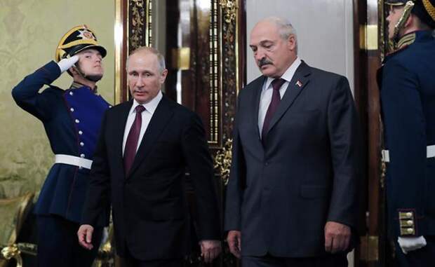 На фото: президент России Владимир Путин и президент Белоруссии Александр Лукашенко (слева направо в центре) во время встречи в Кремле в Москве