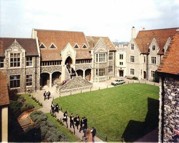 Королевская школа в Кентербери, Англии является старейшей школой мира.
