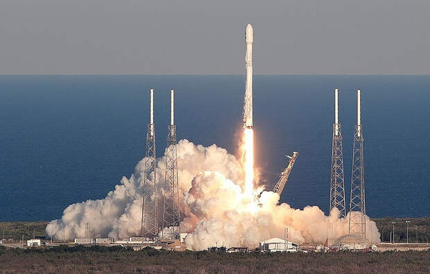 Запуск ракеты Falcon 9 AP Photo/John Raoux