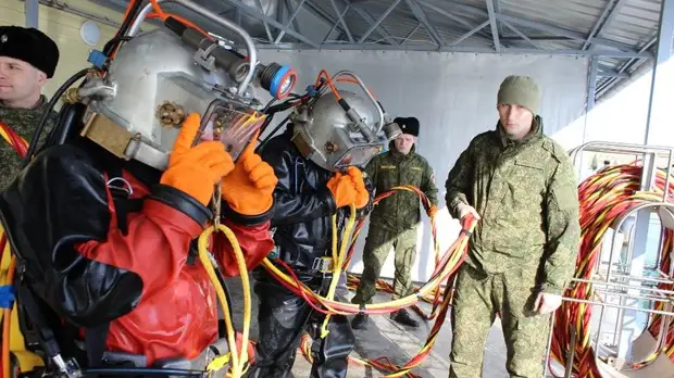 Военные противодиверсионного отряда ЧФ тренировались оказывать помощь аварийному водолазу