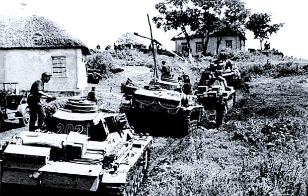 Танковая колонна Pz.III проезжает украинскую деревню, Группа армий "Юг" (группа фон Клейста), май-июнь 1942 г.