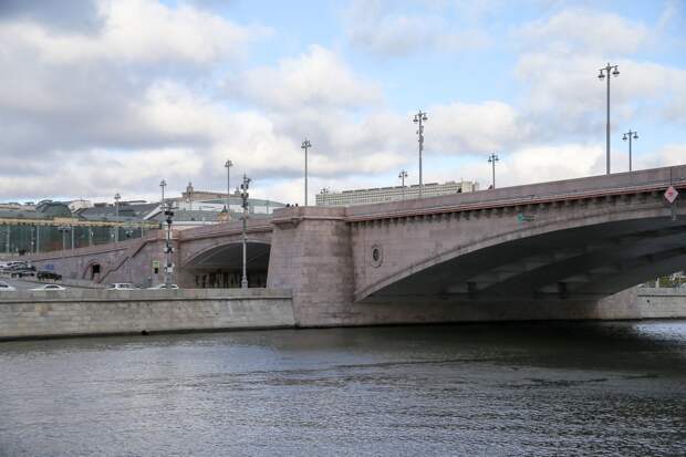 Женщина упала с моста на проезжую часть в центре Москвы