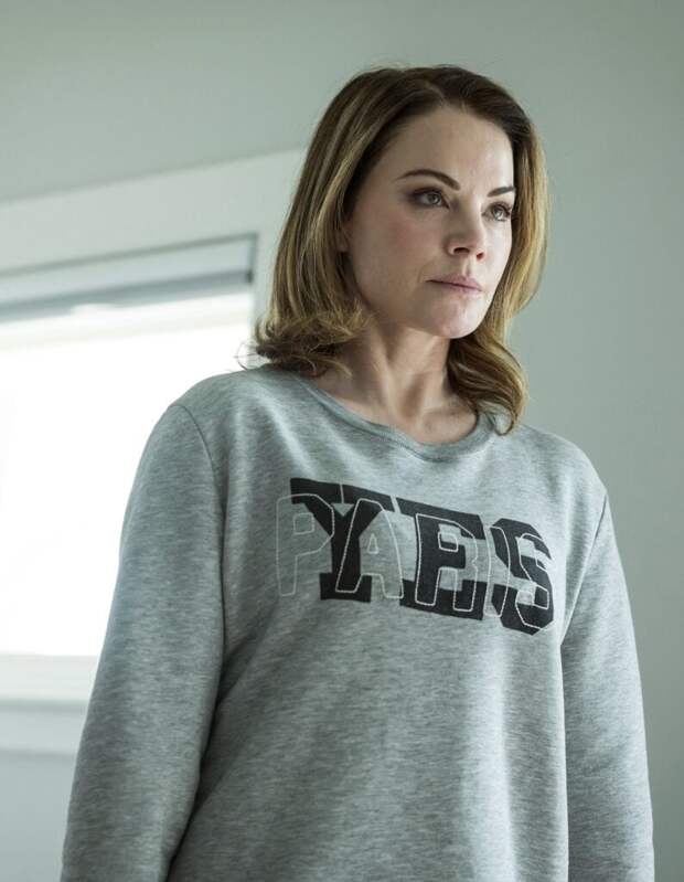 Erica Durance as Emma O'Brea -Murder in a Small Town Season 1 Episode 4