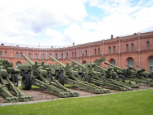 Артиллерийский музей.Военная техника во дворе музея.