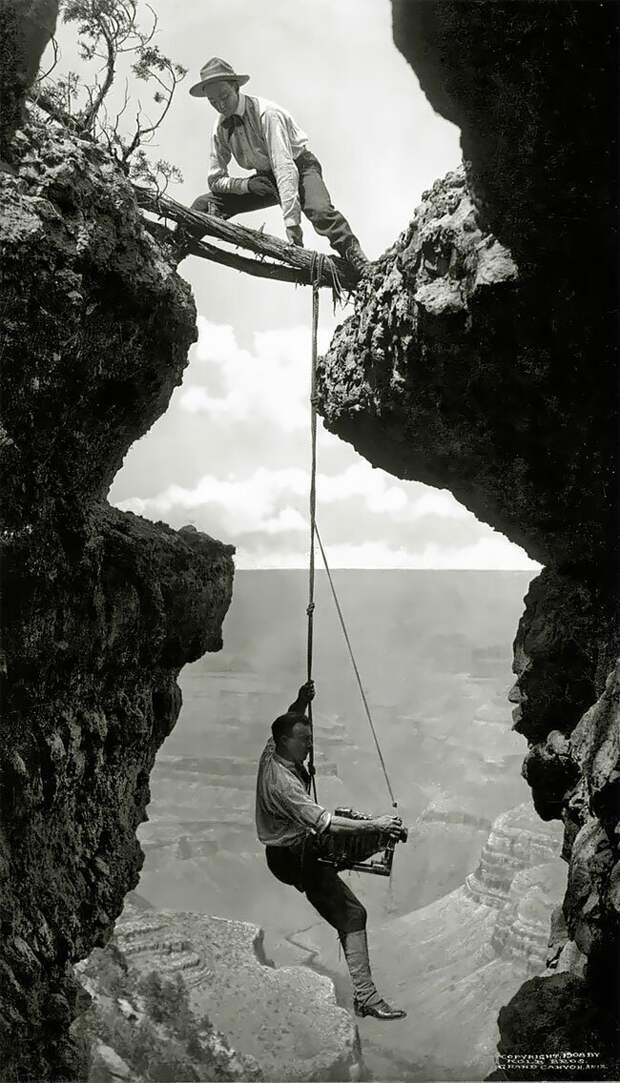 Фотографа держат на веревке альпиниста, Гранд-Каньон, США, 1908 интересно, исторические кадры, исторические фото, история, ретро фото, старые фото, фото