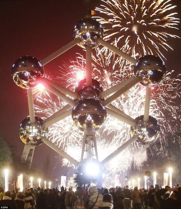 Брюссель, Бельгия. Скульптура "Атомиум" города мира, новогодний, новый год, новый год 2018, празднование, фейерверк, фейерверки