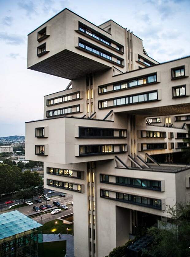 Неординарная архитектура здания Министерства автомобильных дорог Грузинской ССР (Тбилиси).