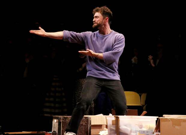 Дэниел Рэдклифф отказался от вредной привычки, став папой: «Курил 20 лет и даже не думал завязать»