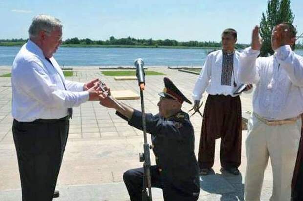 Photo: Украинский генерал встал на колено перед послом США, чтобы подарить ему саблю. Украинцы, вы ли это? Как вы докатились до такого позора? По обычаю, когда дарили саблю, на колено должен был встать тот, кому дарят, а не тот, кто дарит. Более того. С колен личное оружие победителю вручал побежденный.
