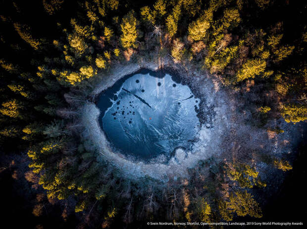 Замерзшее озеро в Осло, Норвегия