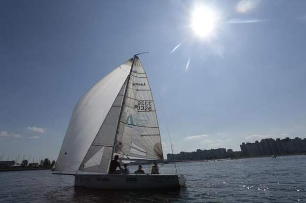 В яхт-клубе «Нева» на Крестовском острове неизвестные перекрыли въезд заборами