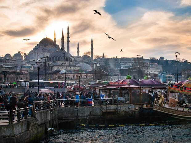 the-sleymaniye-mosque-presides-over-istanbul-like-the-sultan-its-named-for-sleyman-the-magnificent