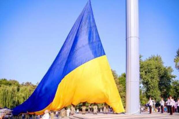 Зеленский поднял флаг Украины