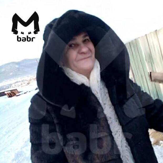 Стали известны подробности нападения пенсионерки на терапевта в Забайкалье. Напомним, накануне 63-летняя местная жительница Наталья Плотникова (на фото) спровоцировала конфликт с врачом-терапевтом Светланой Барабановой, а затем нанесла ей несколько ударов ножом. Нападавшая Наталья Плотникова Местные СМИ сообщают, что пострадавшая терапевт – единственный врач в селе Ксеньевка. По информации Babr Mash, пенсионерка вломилась к ней в кабинет за карточкой и после просьбы доктора подождать несколько раз ударила терапевта ножом в спину. 