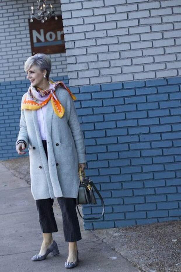 Платок и шарф в образе 50-летней женщины