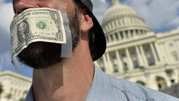 Доллар на лице человека у Белого дома. Архивное фото