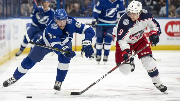 «Тампа» забросила восемь шайб в ворота «Коламбуса» в матче НХЛ, на счету Кучерова — гол и передача