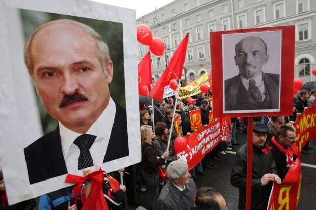 Лукашенко поздравил соотечественников с днем Великой Октябрьской Революции