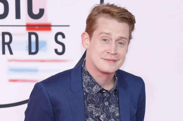 Актер Калкин запретил подходить к себе за обедом и по пути в туалет