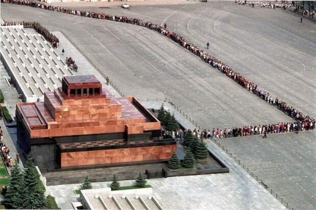 Очередь в Мавзолей на Красной площади. СССР, Москва, 1987 год.