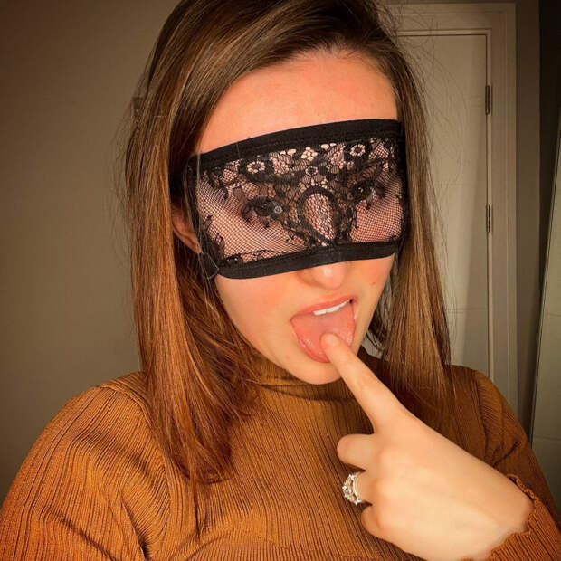 Учительница из Великобритании стала звездой OnlyFans