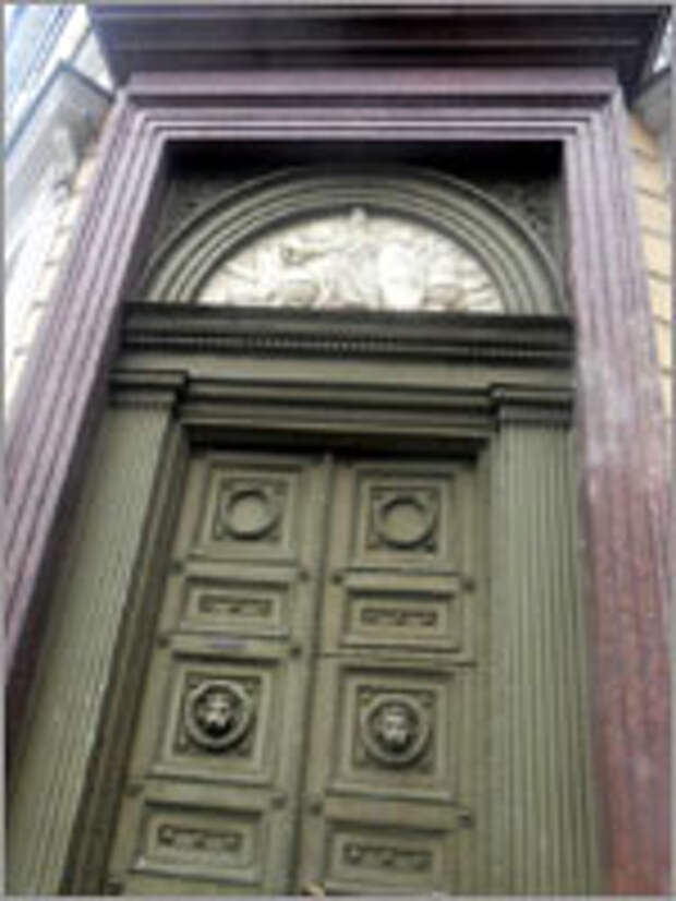 Гранитная облицовка двери здания Главного Штаба