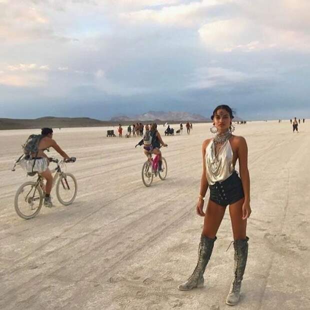 Девушки фестиваля Burning Man-2017 (26 фото)